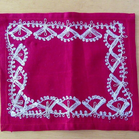 Vintage wine red tablecloth & 4 napkins with white and metallic gold embroidery - Picture 8 of 9
